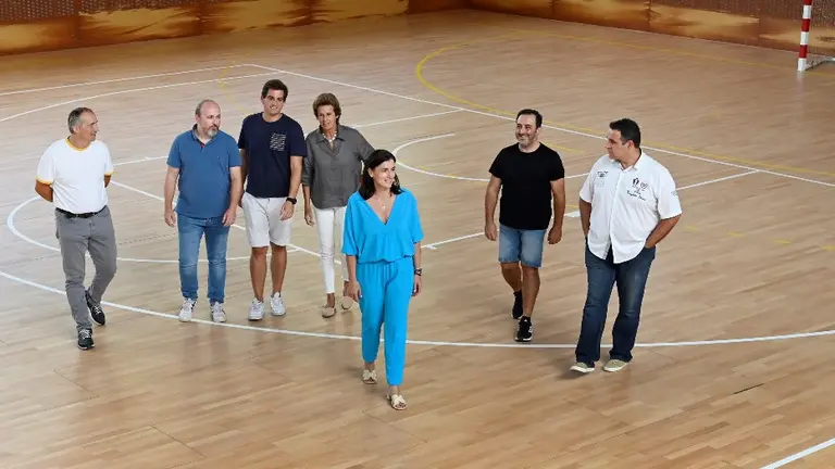 La alcaldesa visitó las obras del pabellón en Santander.