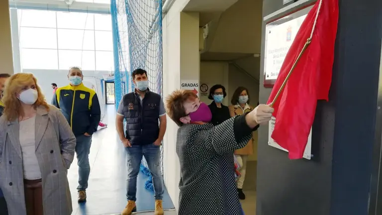 Descubrimiento de la placa en el polideportivo de Guriezo. R.A.