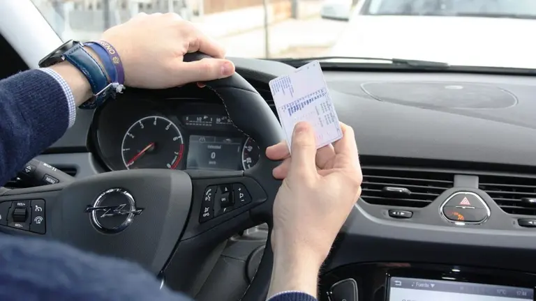 Subvenciones a los jóvenes para el carné de conducir.