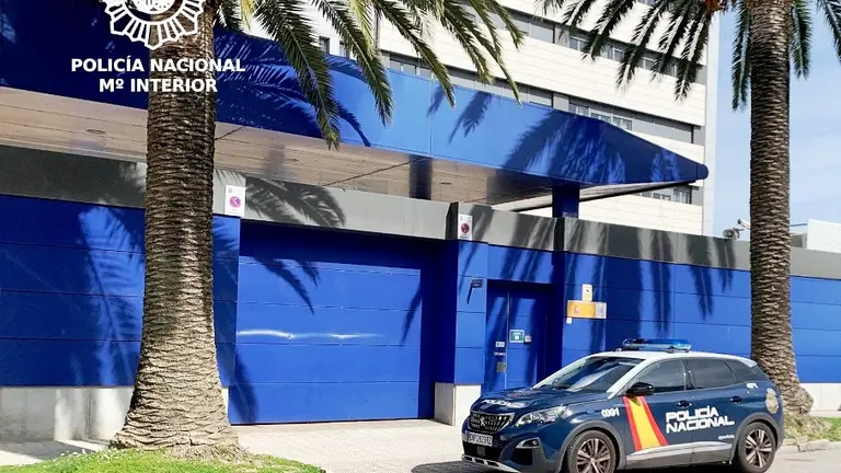 Los agentes detuvieron a dos personas por presunta estafa.