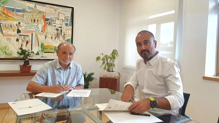 Un momento de la firma del convenio.