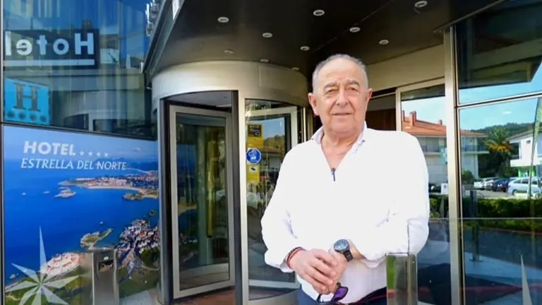 Carlos Cabanz&oacute;n en la entrada al Hotel Estrella del Norte. R.A.