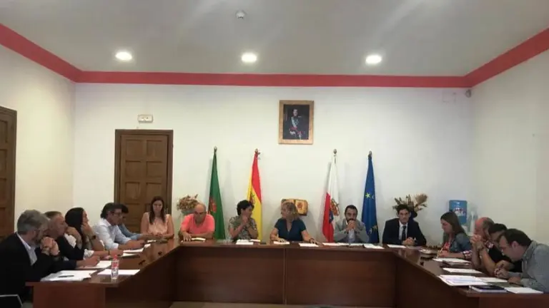 Concejales en el Pleno de Santa María de Cayón.