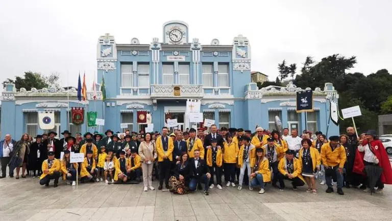 Fotograf&iacute;a de diversas Cofrad&iacute;as en el Ayuntamiento de Colindres.