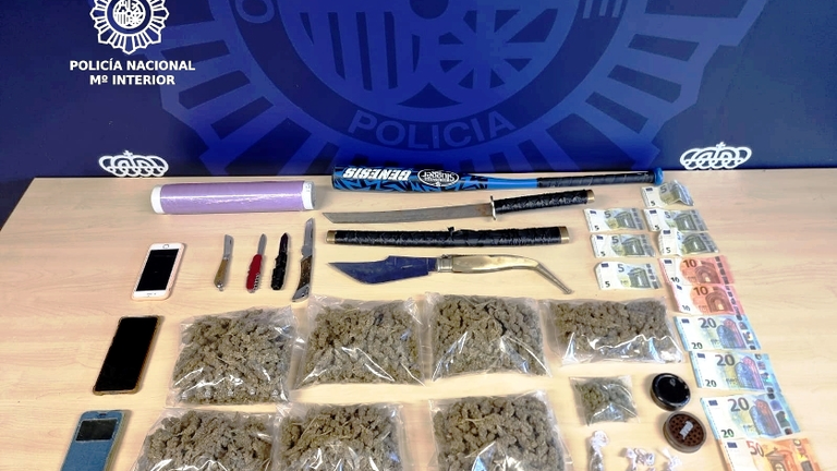 Material y drogas incautados por la Policía Nacional.