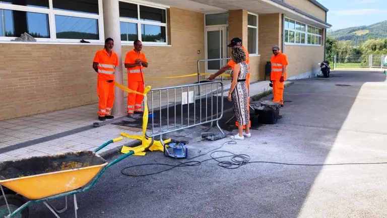 Mejora de la accesibilidad en la acera del colegio en Piélagos.