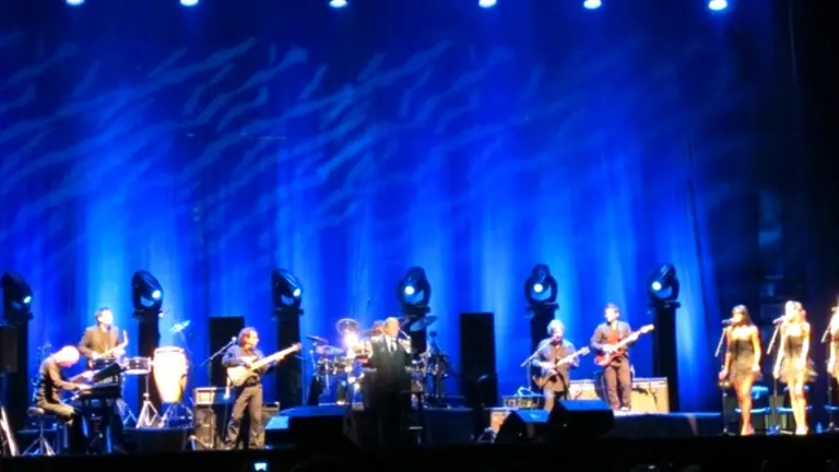 Julio Iglesias sobre el escenario.