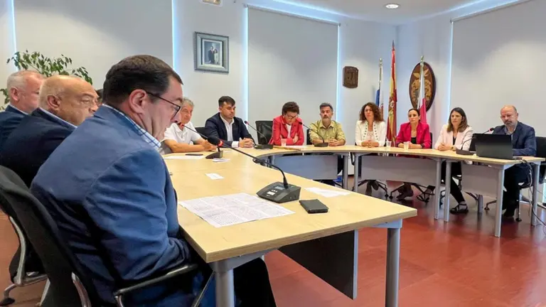 Los concejales en el Pleno de Comillas.