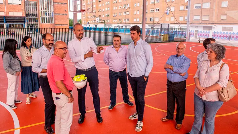 Inauguración de la pista deportiva en Nueva Montaña, en Torrelavega.
