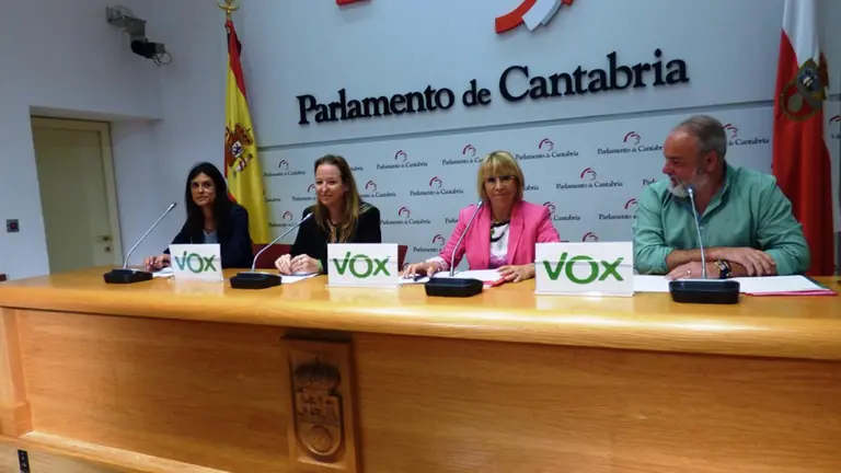 Rueda de prensa de los representantes de Vox en el Parlamento. R.A.