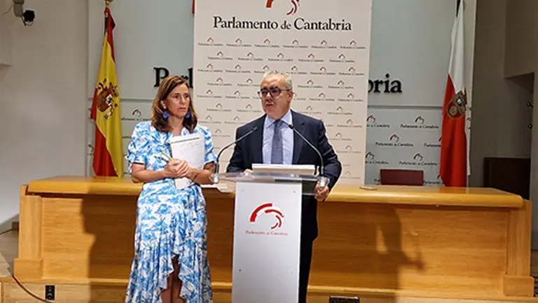 Los diputados regionales Pedro Hernando y Paula Fernández.