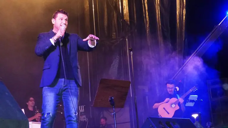 Manu Tenorio en el concierto en Meruelo. R.A.