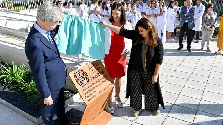 Un momento del descubrimiento de la placa en el Parque de la Familia.