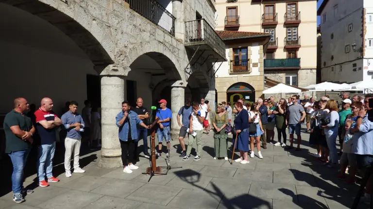 Concentraci&oacute;n en la Plaza de la Constituci&oacute;n en Laredo. R.A.