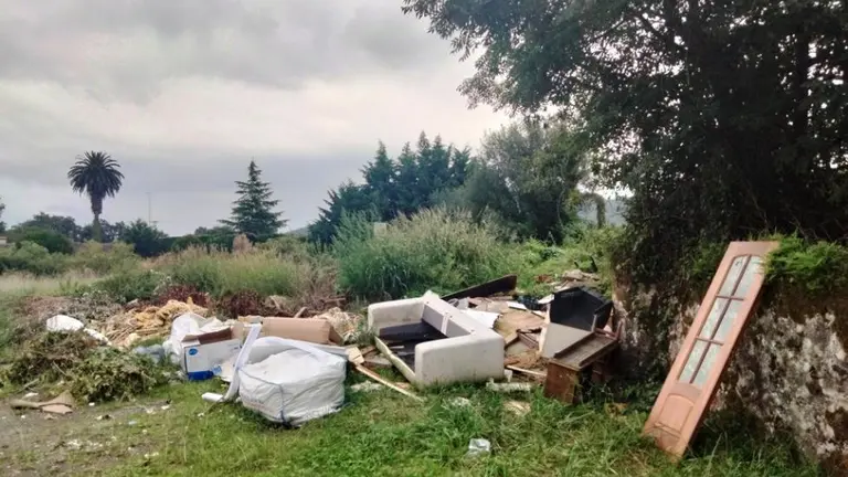 Vertedero incontrolado junto al campo de fútbol de Gama. R.A.