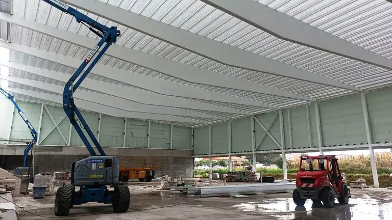 Estado de las obras del polideportivo en Santa Cruz de Bezana.