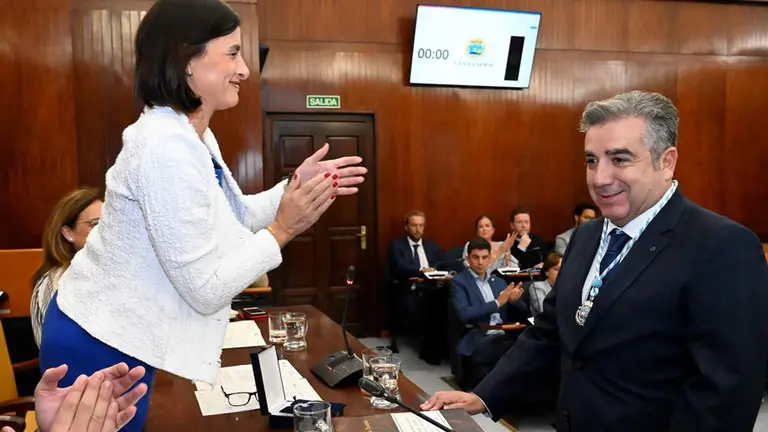 Agustín Navarro en el momento de prometer el cargo de concejal en Santander.