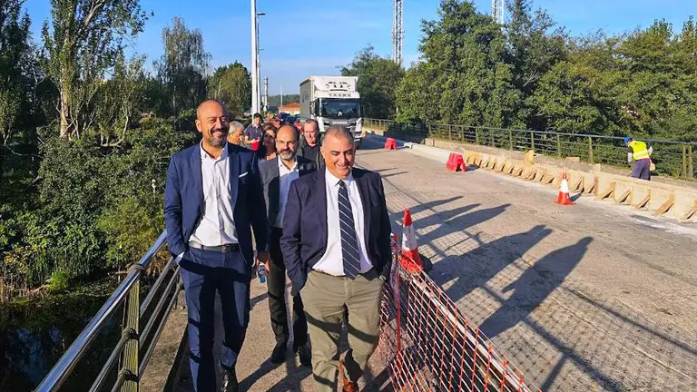 Visita de las autoridades políticas al tramo de carretera.