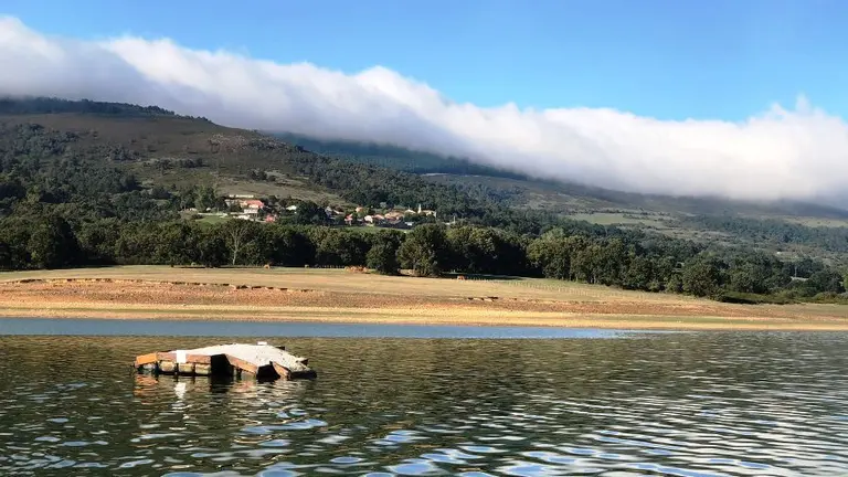 Isla flotante en el Pantano del Ebro.