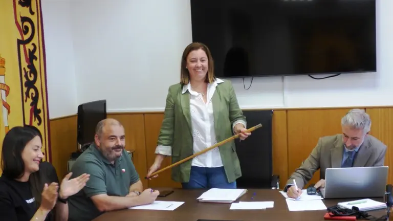 La alcaldesa Amaya Fernández tomó posesión del bastón de mando. R.A.