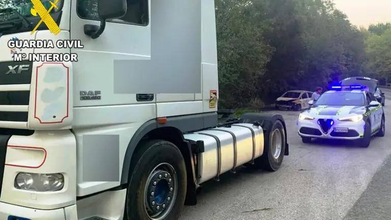 Uno de los camiones interceptado por los agentes.