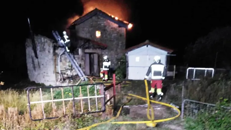 Un momento del incendio en el molino en Campoo de Enmedio.