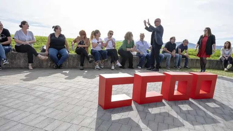 Unai Sordo y Rosa Mantec&oacute;n en el inicio del acto en Santander.