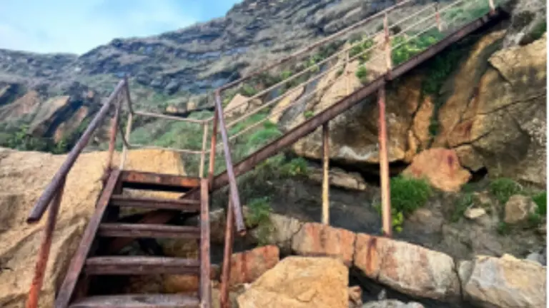 Acceso de las escaleras a la playa en Suances.