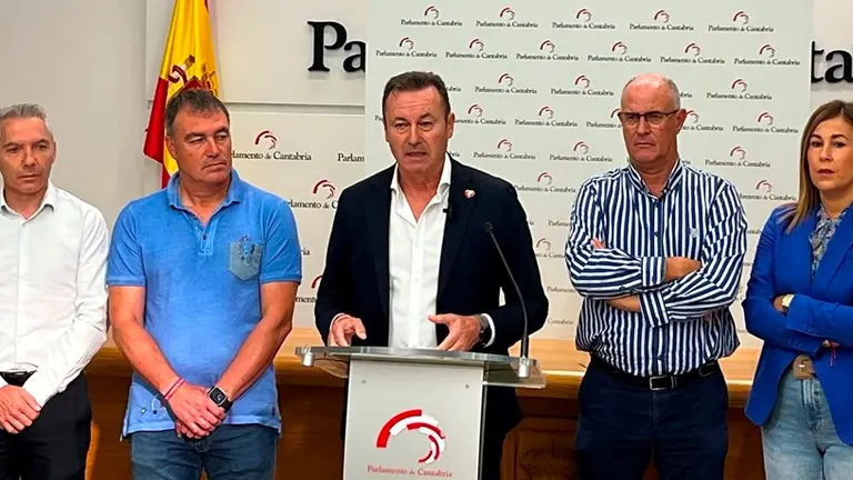 Representantes regionalistas en la rueda de prensa.
