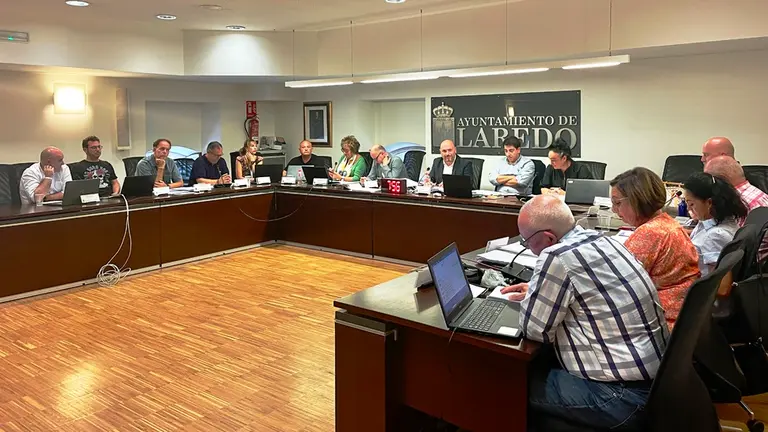 Pleno municipal en Laredo.