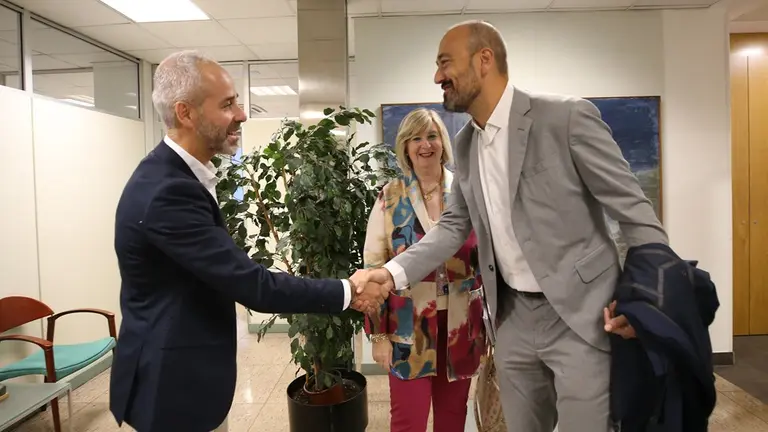 El consejero de Educación, Formación Profesional y Universidades, Sergio Silva, se reúne con el alcalde de Torrelavega, Javier López Estrada.
