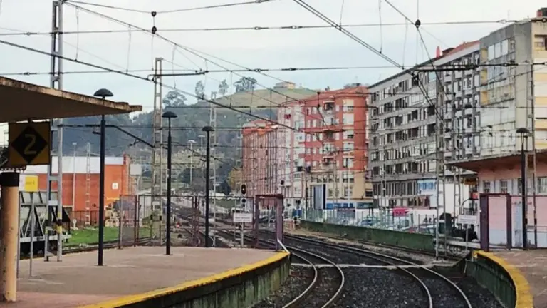 Vías del tren a su paso por Torrelavega.