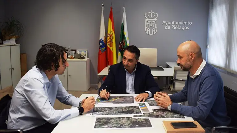 Reunión de los tres alcaldes en Renedo.