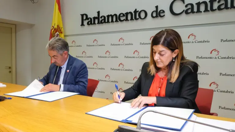 La presidenta de Cantabria, María José Sáenz de Buruaga, y el secretario general del PRC, Miguel Ángel Revilla, comparecen en rueda de prensa tras firmar un acuerdo sobre los Presupuestos Generales de Cantabria 2024.
