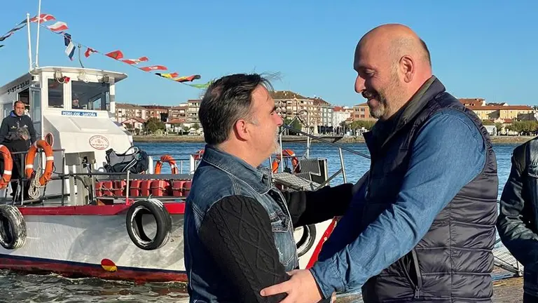 Los alcaldes de Laredo y Santo&ntilde;a en la playa.