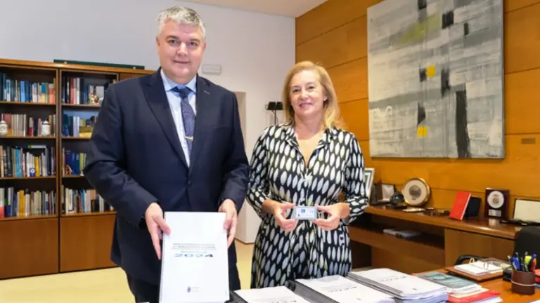 El consejero de Economía, Hacienda y Fondos Europeos, Luis Ángel Agüeros, registra el proyecto de Ley de Presupuestos Generales de Cantabria para 2024.