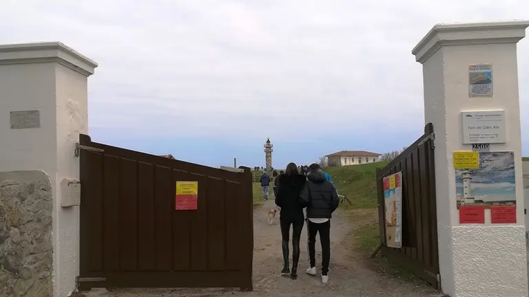 Entrada al Faro de Ajo, en Bareyo. R.A.