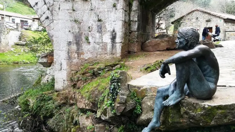 Escultura al Hombre Pez en Liérganes. R.A.