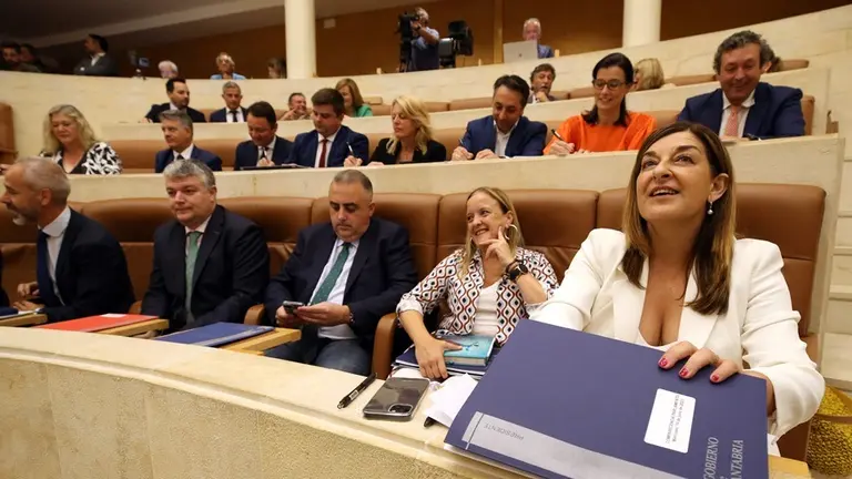 La presidenta regional en el Parlamento de Cantabria.