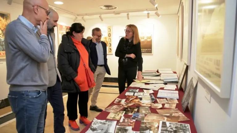 Donaci&oacute;n del archivo de Mario Camus con fotograf&iacute;as y cuentos, entre otros.