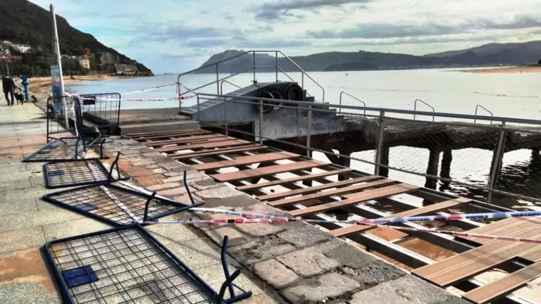 Pasarela de acceso a la playa en Santoña. R.A.