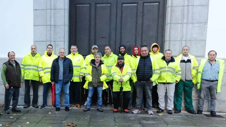 Trabajadores en huelga del servicio de recogida de residuos de Santoña.