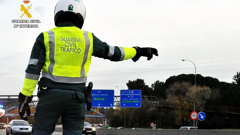 Agentes de la Guardia Civil controlan el tráfico.
