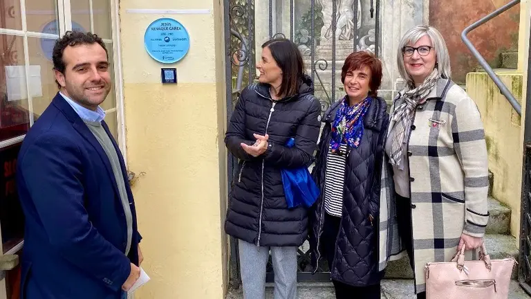 Momento del descubrimiento de la placa a Jesús Revaque.