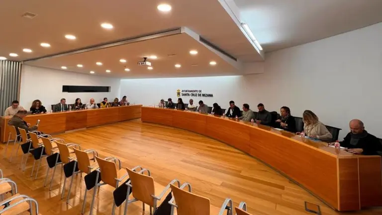 Los concejales en el Pleno de Santa Cruz de Bezana.