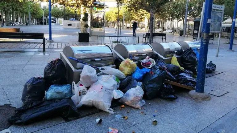 Contenedores de basura en Santoña. R.A.