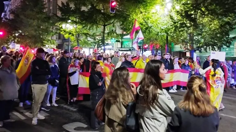 Manifestantes en Santander contra la amnistía.