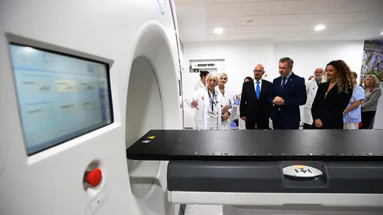 El consejero de Salud, César Pascual, y el ministro de Sanidad, José Manuel Miñones, visitan los últimos equipos instalados, financiados a través del Plan de Inversión en Equipos de Alta Tecnología (INVEAT).
10 NOV 23