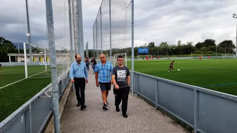 El alcalde en funciones visita los campos de futbol.