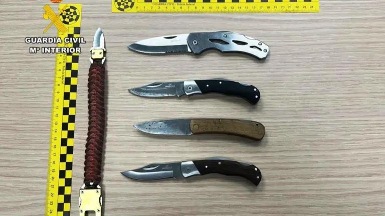 Armas blancas intervenidas los la Guardia Civil.